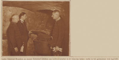 99517 Afbeelding van generaal-majoor Reynders en majoor Schimmel (chef luchtverdedigingskring Generale Staf) bij een ...